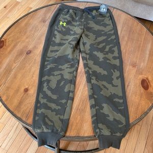 Youth X-Large under armour camouflage sweatpants.